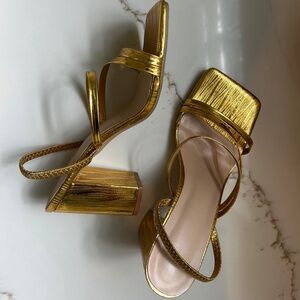 Stunning gold women’s sandals, worn only once and in excellent condition! 👠
